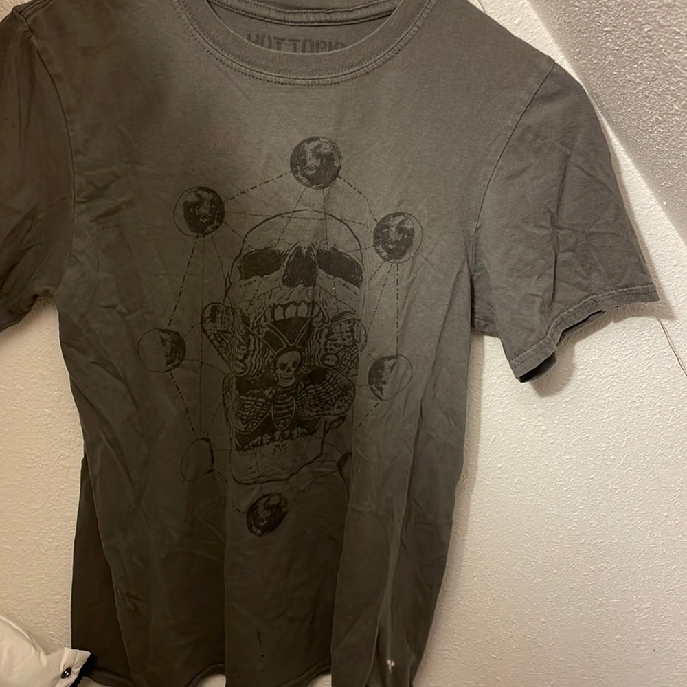 HOT TOPIC grey skull tee- shirt